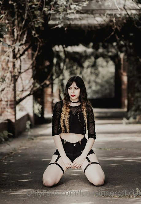 sinnerluna naked model archive