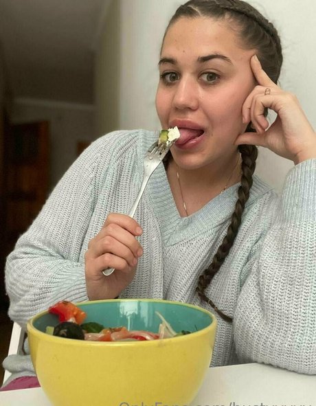 bustyyyyy top star photos