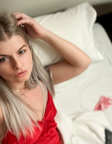 housewifekim pretty actress image