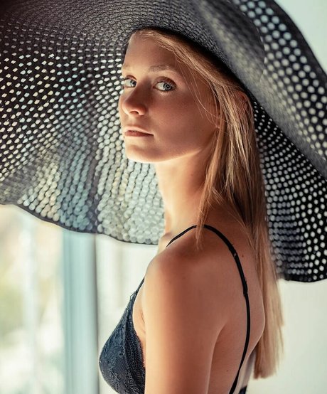 elabarkay erotic model photos