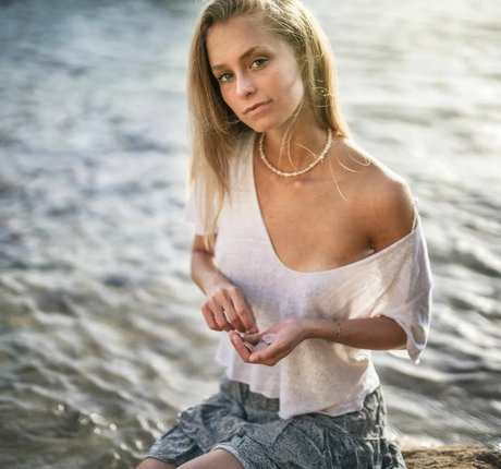 elabarkay model hot pictures