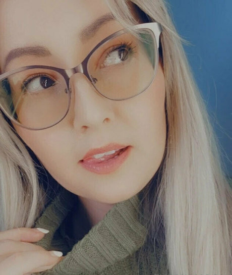 everlymoon model sexy photos