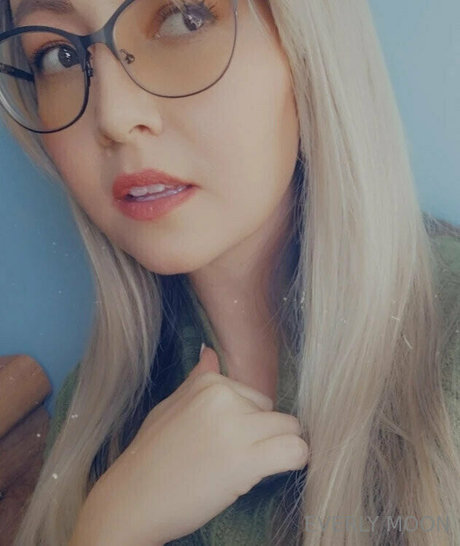 everlymoon pornstar nude gallery