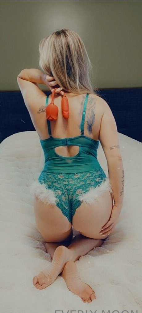 everlymoon model pornographic image