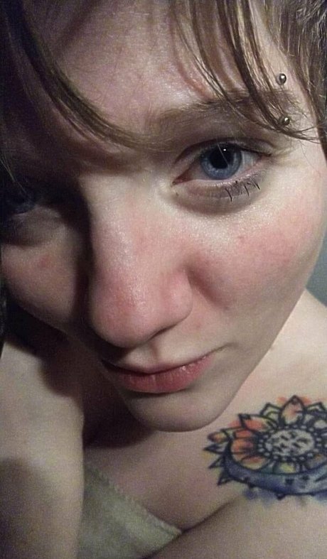 babybaphomet92 nude star pics