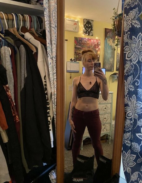 babybaphomet92 model nude photos