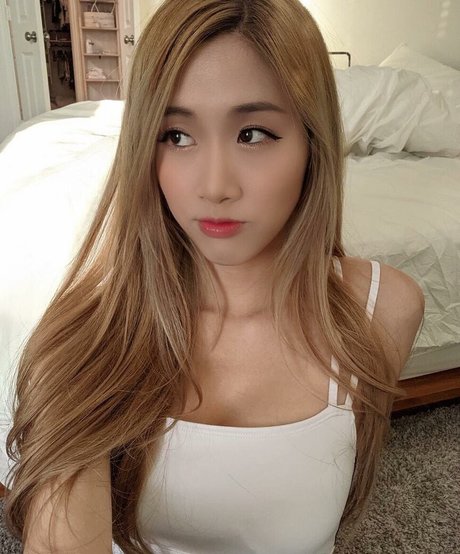 Yougelly nude actress picture