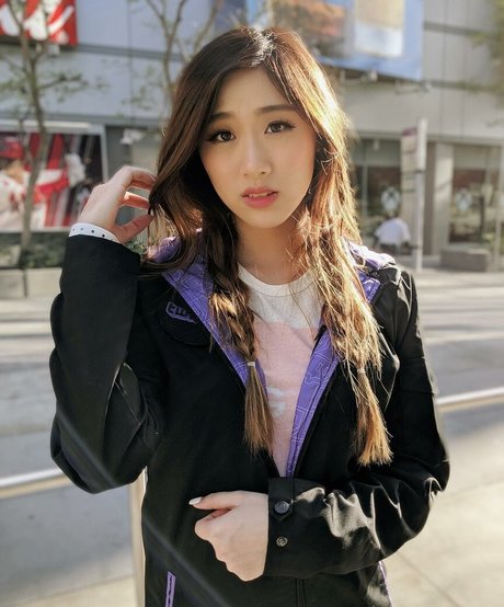 Yougelly adult model picture