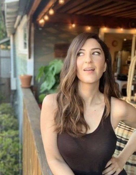 D Arcy Carden high quality actress image