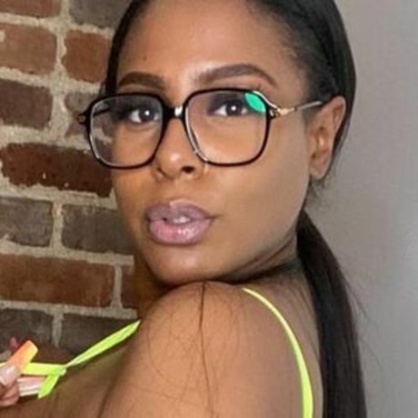 Fat Booty Bae model nude archive