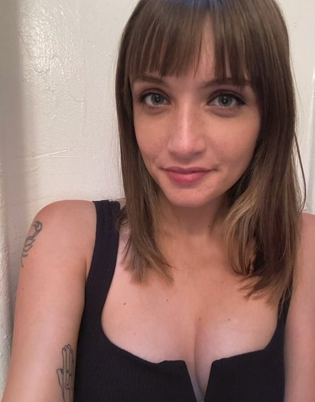 Alanah Mackie model hot images