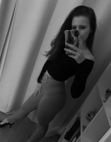 badlizzyy66 beautiful actress photo