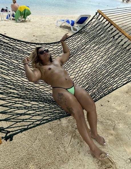 hotwifelisset naked model pictures