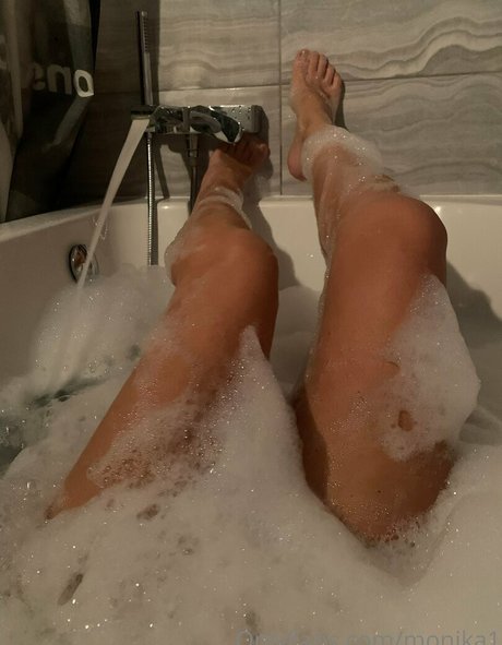 monika1 star top photo