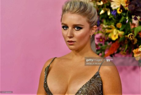 Julia Schlaepfer hot star images