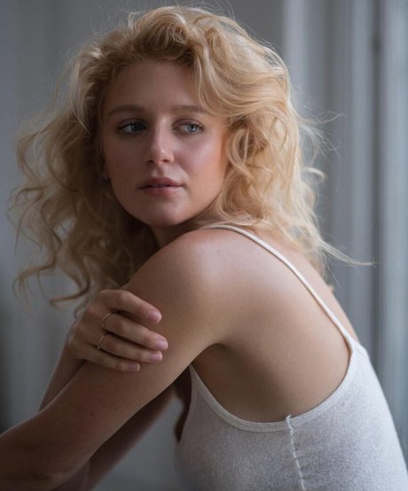 Julia Schlaepfer naked star picture