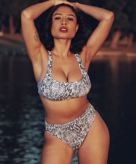 AlessiaSays adult model picture