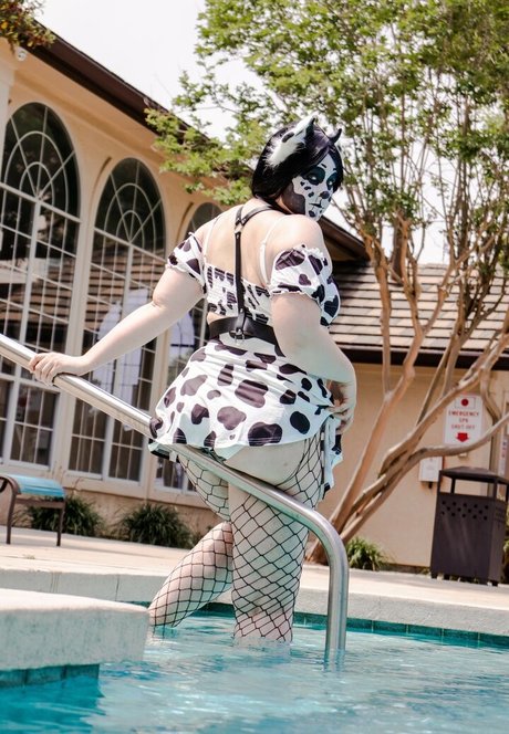 CloverCosplays hot model img