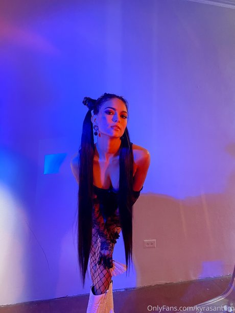 Kyra Santoro naked model pictures