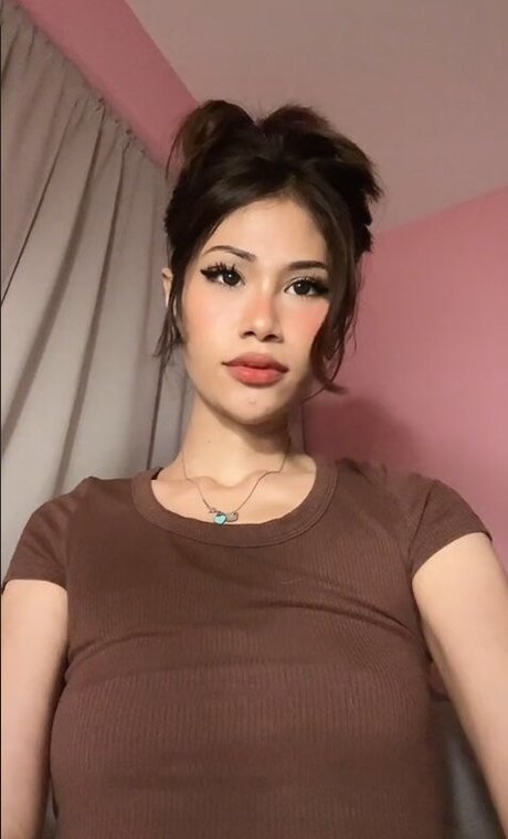 Canigetalaserwhip sexy model picture