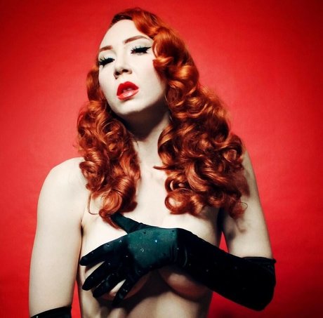 Juliette Electrique naked model picture