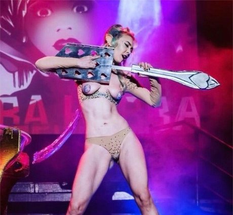 Juliette Electrique naked actress image