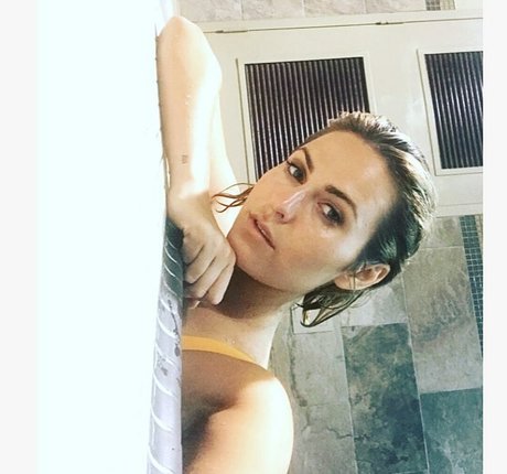 Scout Taylor Compton model pretty picture