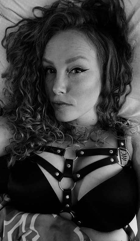 snow bunny907 sexy actress pic