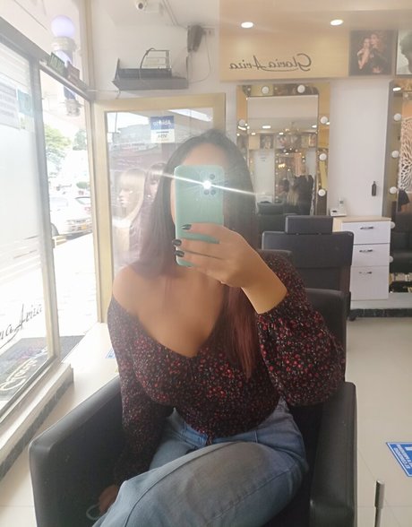 Officefacil naked model images