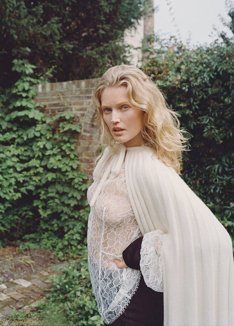 Toni Garrn Profile pic