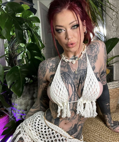 ozzora17 naked pornstar pic