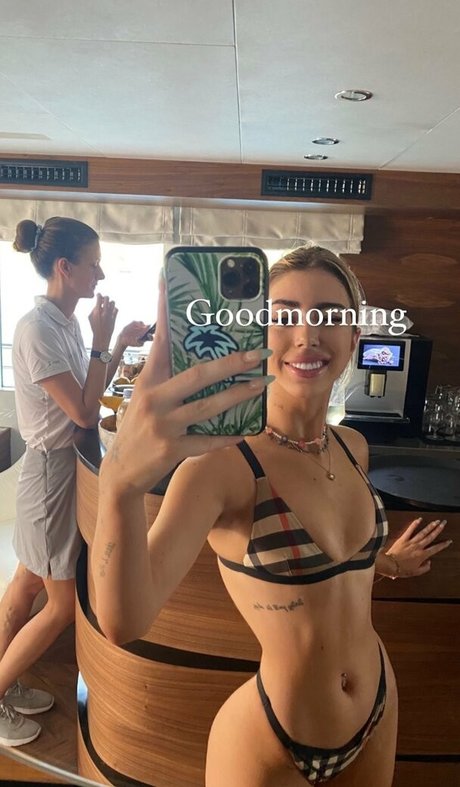 epixemily naked model images