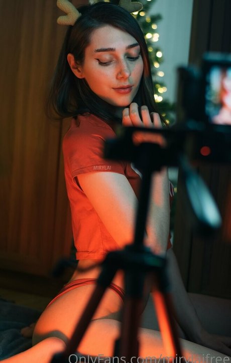 heyfoxyfree model nude pics