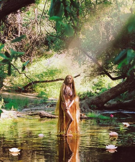 Anne Winters model hot img