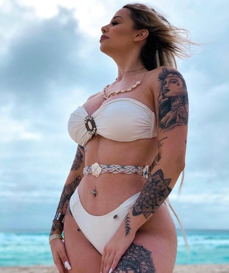 Victoria Macan exclusive model photo