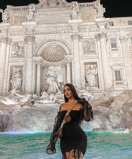 Victoria Macan art star img