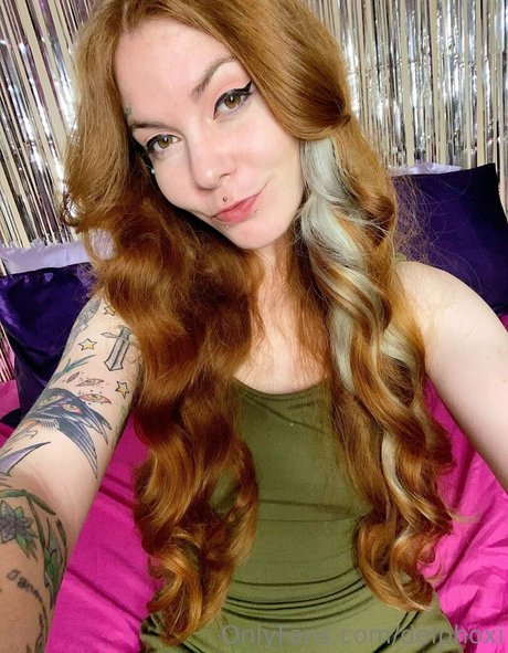 delphoxi erotic model image