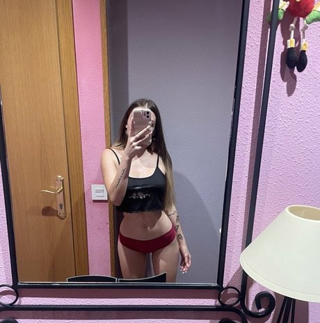 Onlymireiaa naked model image