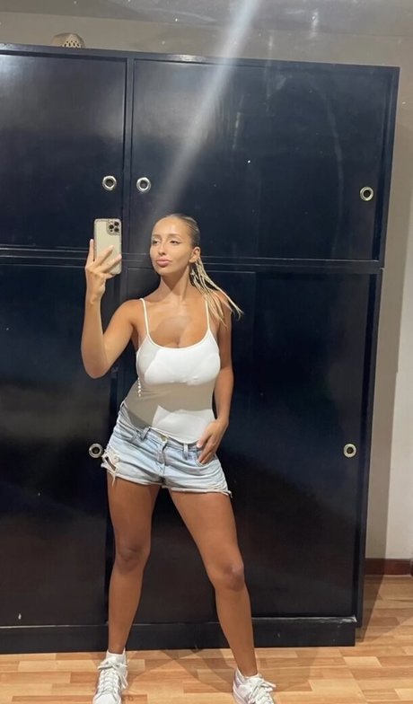 BustyAna top model image