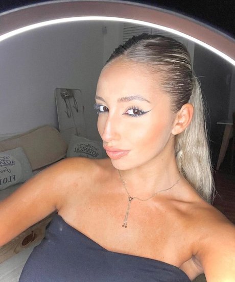 BustyAna hot model image