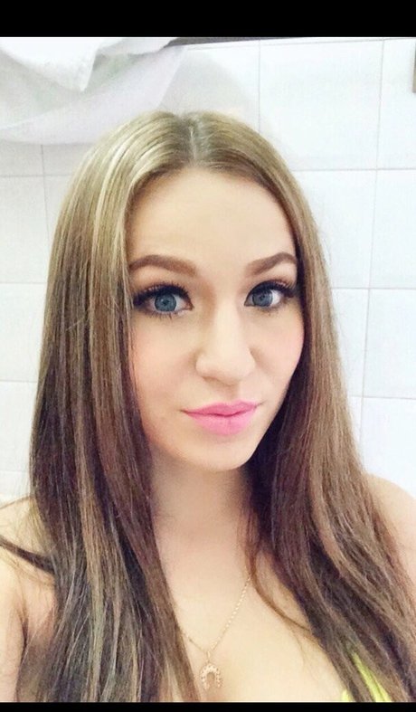 lanueta21 erotic actress pic