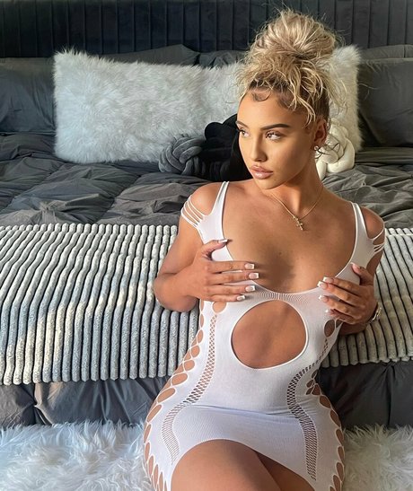 Emily Huff nice actress image