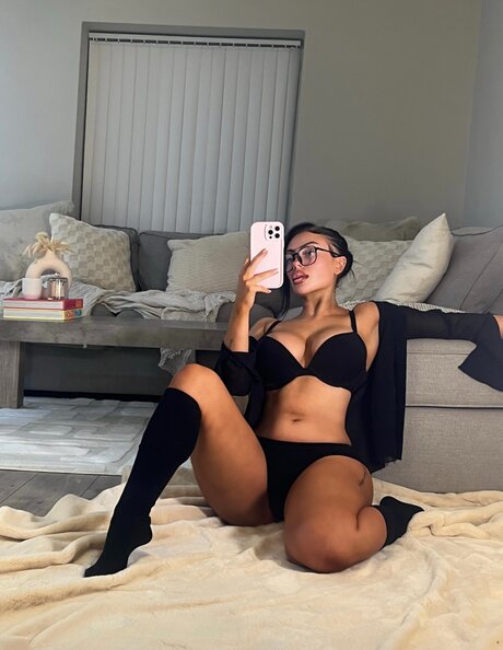 Hollyydollyy porn model photos