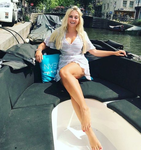 Sensi Lowe art model pic