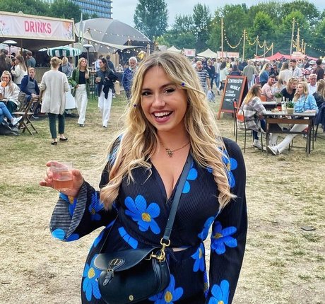 Sensi Lowe high quality actress gallery