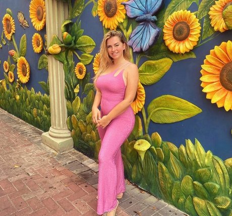 Sensi Lowe star adult pic