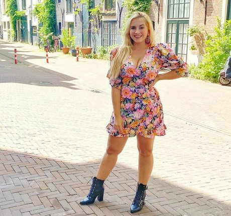 Sensi Lowe pornstar hot photo