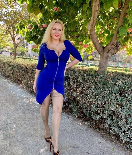 Dolly Fox model naked image