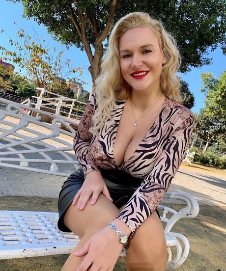 Dolly Fox pornstar sex gallery