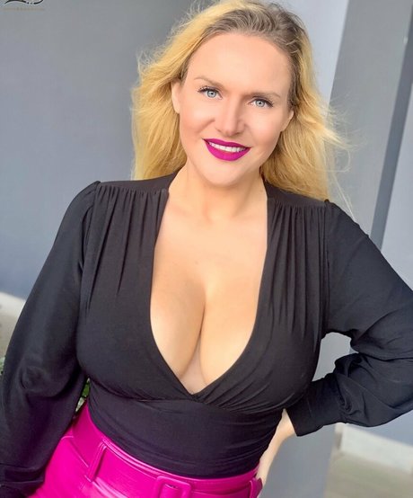 Dolly Fox Profile pic